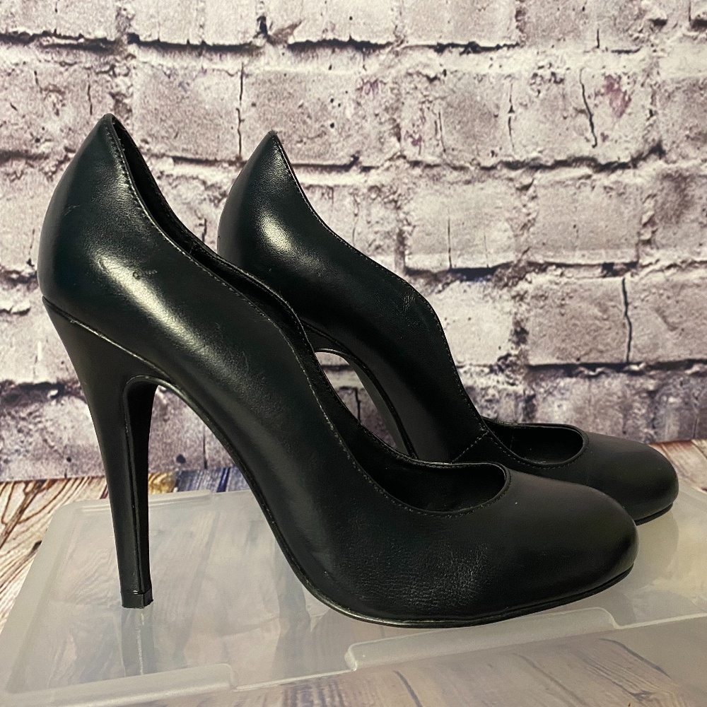 Kesi Dagger Scalloped Round Toe Pumps